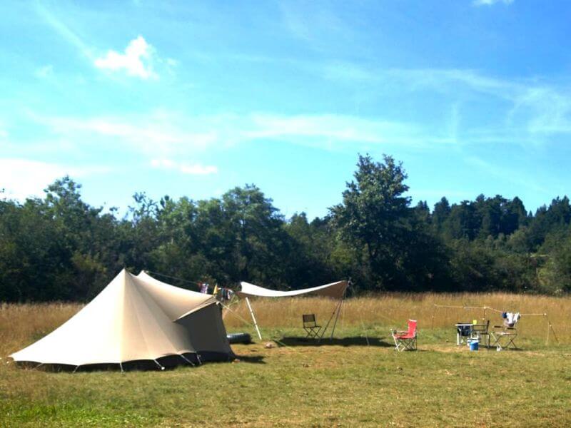 grand emplacement de camping pour tentes, caravanes et camping-cars proche de Millau dans les Cévennes